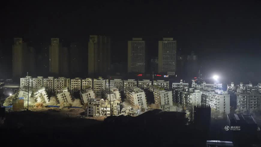 Trung Quốc đánh sập 19 tòa nhà trong 10 giây: Ai cũng nghĩ hoàn toàn do thuốc nổ nhưng đây mới thực sự là thứ khiến tất cả đổ sập - Ảnh 2. Trung Quốc đánh sập 19 tòa nhà trong 10 giây: Ai cũng nghĩ hoàn toàn do thuốc nổ nhưng đây mới thực sự là thứ khiến tất cả đổ sập - Ảnh 2.