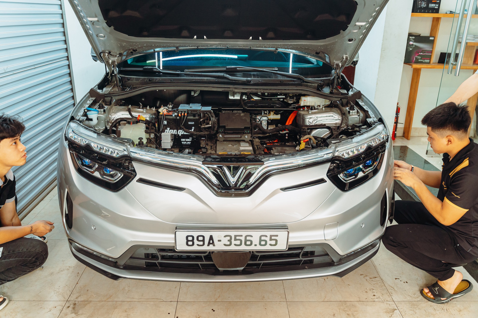 Mổ tung đèn VinFast VF 8, chuyên gia đánh giá: 'Dễ tháo, thừa bền, hoàn thiện tốt nhưng chiếu sáng yếu - Ảnh 2. Mổ tung đèn VinFast VF 8, chuyên gia đánh giá: 'Dễ tháo, thừa bền, hoàn thiện tốt nhưng chiếu sáng yếu - Ảnh 2.