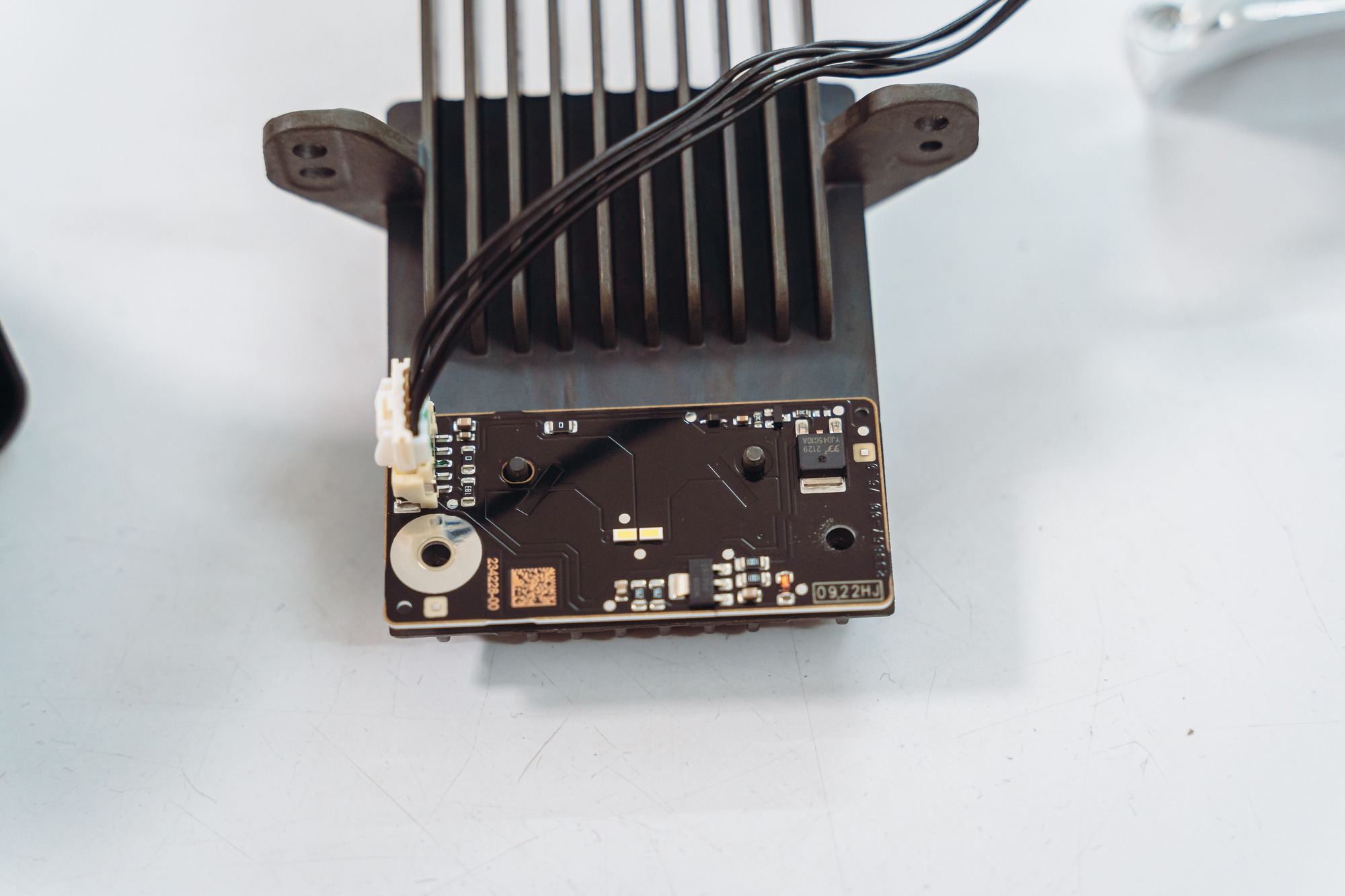 Mổ tung đèn VinFast VF 8, chuyên gia đánh giá: 'Dễ tháo, thừa bền, hoàn thiện tốt nhưng chiếu sáng yếu - Ảnh 8. Mổ tung đèn VinFast VF 8, chuyên gia đánh giá: 'Dễ tháo, thừa bền, hoàn thiện tốt nhưng chiếu sáng yếu - Ảnh 8.