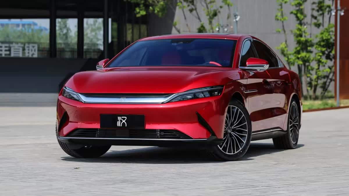 Ô tô điện Trung Quốc bốc cháy, dân tình không kịp cứu tài xế vì tay nắm cửa ẩn đang là 'hot trend' của ngành ô tô - Ảnh 3. Xe điện BYD bốc cháy sau khi đâm, người lái không thoát ra được vì tay nắm ẩn - Ảnh 3.