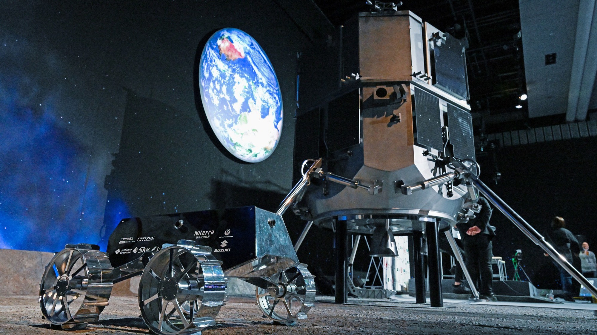 Tàu vũ trụ của Nhật Bản đã chạm gần tới bề mặt Mặt Trăng nhưng lại hạ cánh thiếu tinh tế - Ảnh 2. Tàu vũ trụ của Nhật Bản đã chạm gần tới bề mặt Mặt Trăng nhưng lại hạ cánh thiếu tinh tế - Ảnh 2.