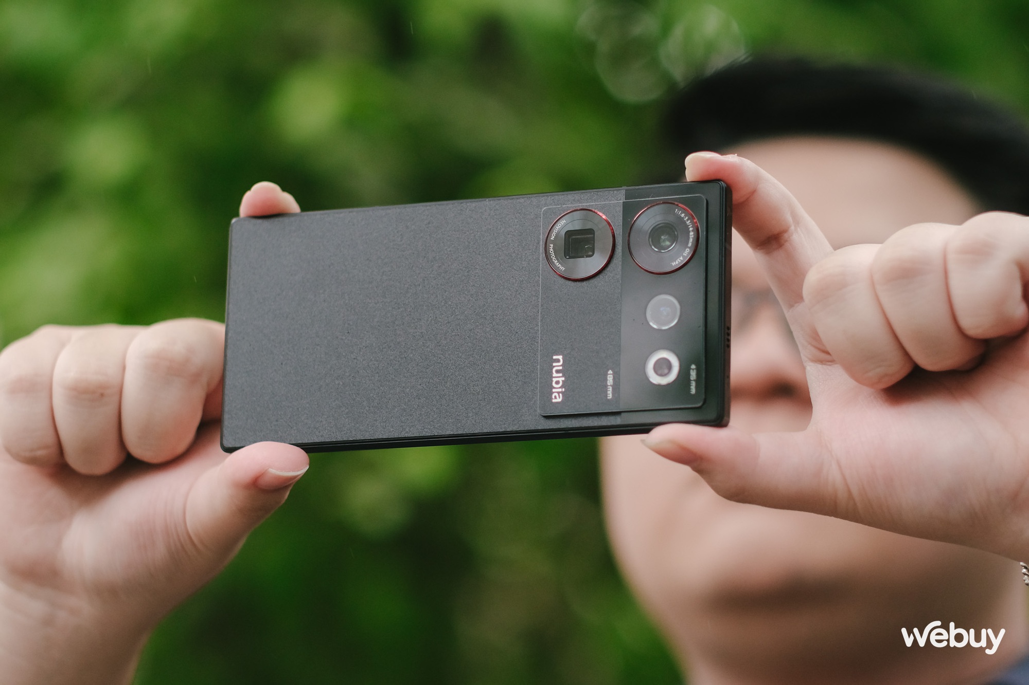 Đây là nubia Z50 Ultra: Smartphone có thiết kế đẹp tới mức Samsung và Apple cũng phải "chào thua" - Ảnh 3. Đây là nubia Z50 Ultra: Smartphone có thiết kế đẹp tới mức Samsung và Apple cũng phải "chào thua" - Ảnh 3.