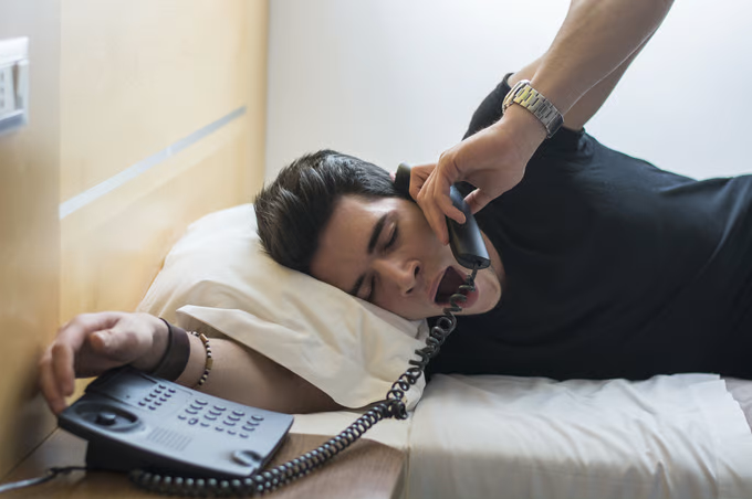 Kỳ lạ cuộc gọi lừa đảo có ba số 2, cứ đến nửa đêm thì réo chuông: Nhiều người ôm bụng tức đi ngủ, sáng ra mới thấy tiền đã mất! - Ảnh 1. Kỳ lạ cuộc gọi lừa đảo có ba số 2, cứ đến nửa đêm thì réo chuông: Nhiều người ôm bụng tức đi ngủ, sáng ra mới thấy tiền đã mất! - Ảnh 1.