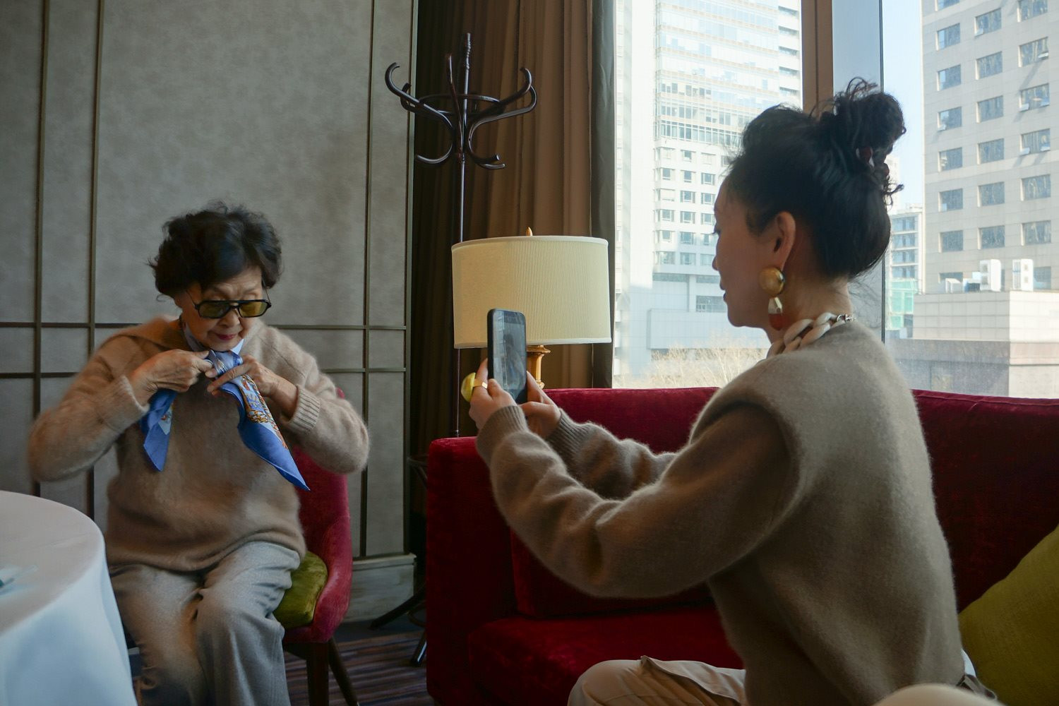 &lsquo;Chiến thần review&rsquo;, &lsquo;Nữ ho&agrave;ng livestream&rsquo; đều đ&atilde; hết thời ở Trung Quốc, ch&iacute;nh những &lsquo;&ocirc;ng gi&agrave; b&agrave; cả&rsquo; mới l&agrave; xu thế b&aacute;n h&agrave;ng trực tuyến hiện nay - Ảnh 2.