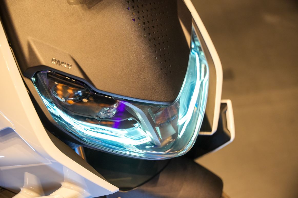 Xe máy điện gây "sốt" với thiết kế cực "ngầu", tốc độ tối đa 120km/h, ngập công nghệ - Ảnh 4. Xe máy điện gây "sốt" với thiết kế cực "ngầu", tốc độ tối đa 120km/h, ngập công nghệ - Ảnh 4.