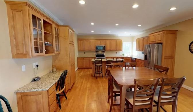 Độ 'chịu chơi' của 'tỷ ph&uacute; Youtuber đầu ti&ecirc;n': &Acirc;m thầm mua 1 khu phố cho gia đ&igrave;nh v&agrave; nh&acirc;n vi&ecirc;n ở, tặng xế hộp cho nữ phục vụ chỉ sau v&agrave;i c&acirc;u tr&ograve; chuyện - Ảnh 2.