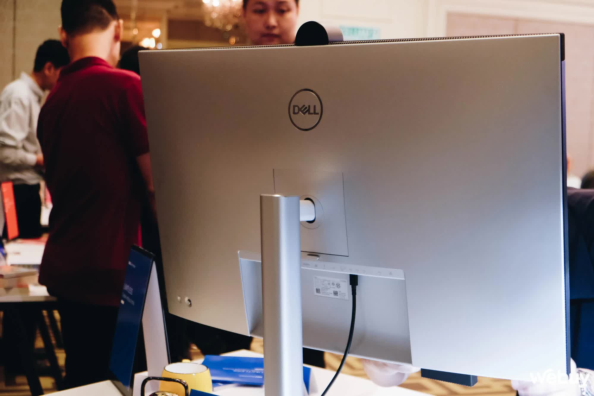 Cận cảnh màn hình Dell UltraSharp 6K U3224KB: Nhiều trang bị đến Apple cũng phải "chào thua” mà giá chỉ bằng 1/2 - Ảnh 3. Cận cảnh màn hình Dell UltraSharp 6K U3224KB: Nhiều trang bị đến Apple cũng phải "chào thua” mà giá chỉ bằng 1/2 - Ảnh 3.