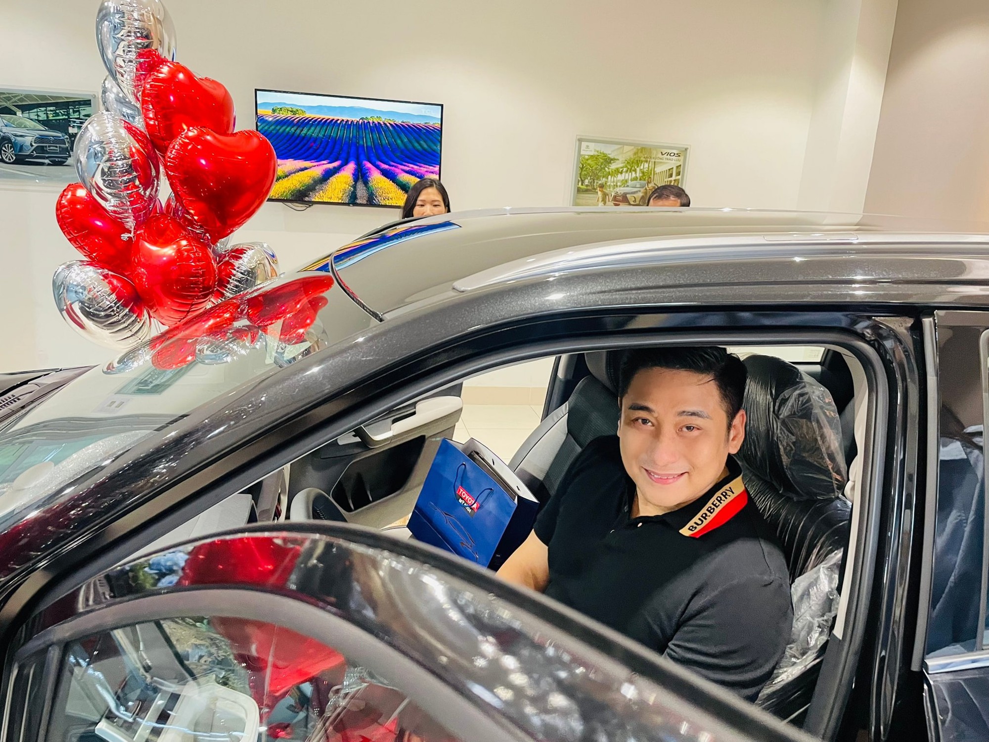 Chưa có xe phục vụ đại gia đình, diễn viên Minh Tiệp tậu Toyota Veloz Cross đúng dịp Tết Độc lập - Ảnh 5. Chưa có xe phục vụ đại gia đình, diễn viên Minh Tiệp tậu Toyota Veloz Cross đúng dịp Tết Độc lập - Ảnh 5.