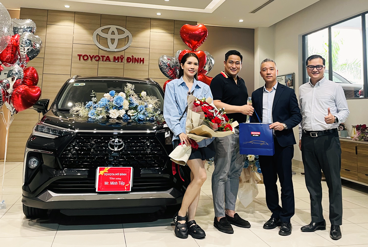 Chưa có xe phục vụ đại gia đình, diễn viên Minh Tiệp tậu Toyota Veloz Cross đúng dịp Tết Độc lập - Ảnh 2. Chưa có xe phục vụ đại gia đình, diễn viên Minh Tiệp tậu Toyota Veloz Cross đúng dịp Tết Độc lập - Ảnh 2.