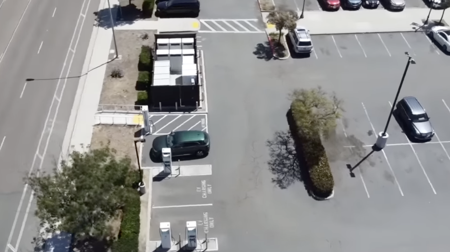 Chủ kênh YouTube giữ kỷ lục chạy xe VinFast VF8 xa nhất ở Mỹ: Muốn nhiều người Mỹ biết xe điện Việt Nam - Ảnh 6. Chủ kênh YouTube giữ kỷ lục chạy xe VinFast VF8 xa nhất ở Mỹ: Muốn nhiều người Mỹ biết xe điện Việt Nam - Ảnh 6.