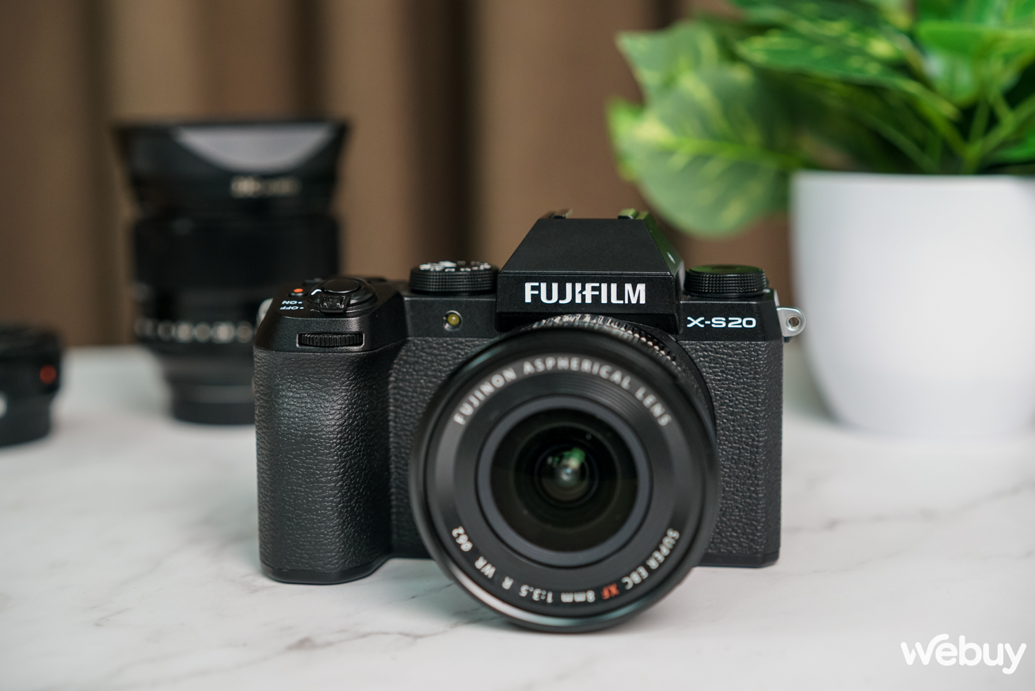 Ra đường chụp ảnh với Fujifilm X-S20: Không còn là dòng máy 'nhập môn' - Ảnh 2. Ra đường chụp ảnh với Fujifilm X-S20: Không còn là dòng máy 'nhập môn' - Ảnh 2.