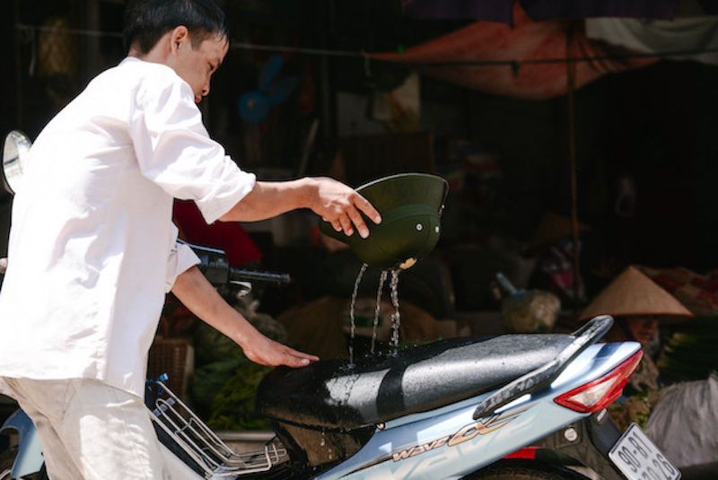 4 cách giúp hạ nhiệt cấp tốc cho yên xe máy ngày nắng đổ lửa - Ảnh 1. 4 cách giúp hạ nhiệt cấp tốc cho yên xe máy ngày nắng đổ lửa - Ảnh 1.