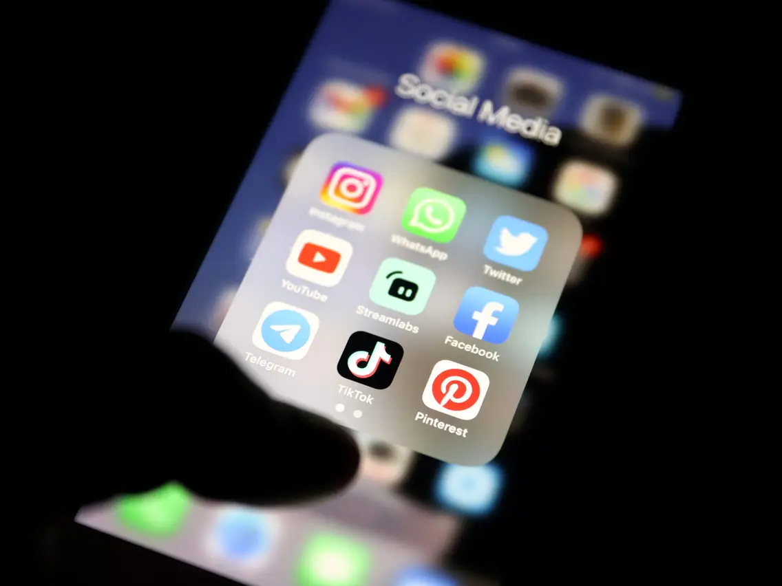 Người dùng Facebook, YouTube, TikTok có thể sẽ phải định danh tài khoản mạng xã hội - Ảnh 2. Người dùng Facebook, YouTube, TikTok có thể sẽ phải định danh tài khoản mạng xã hội - Ảnh 2.