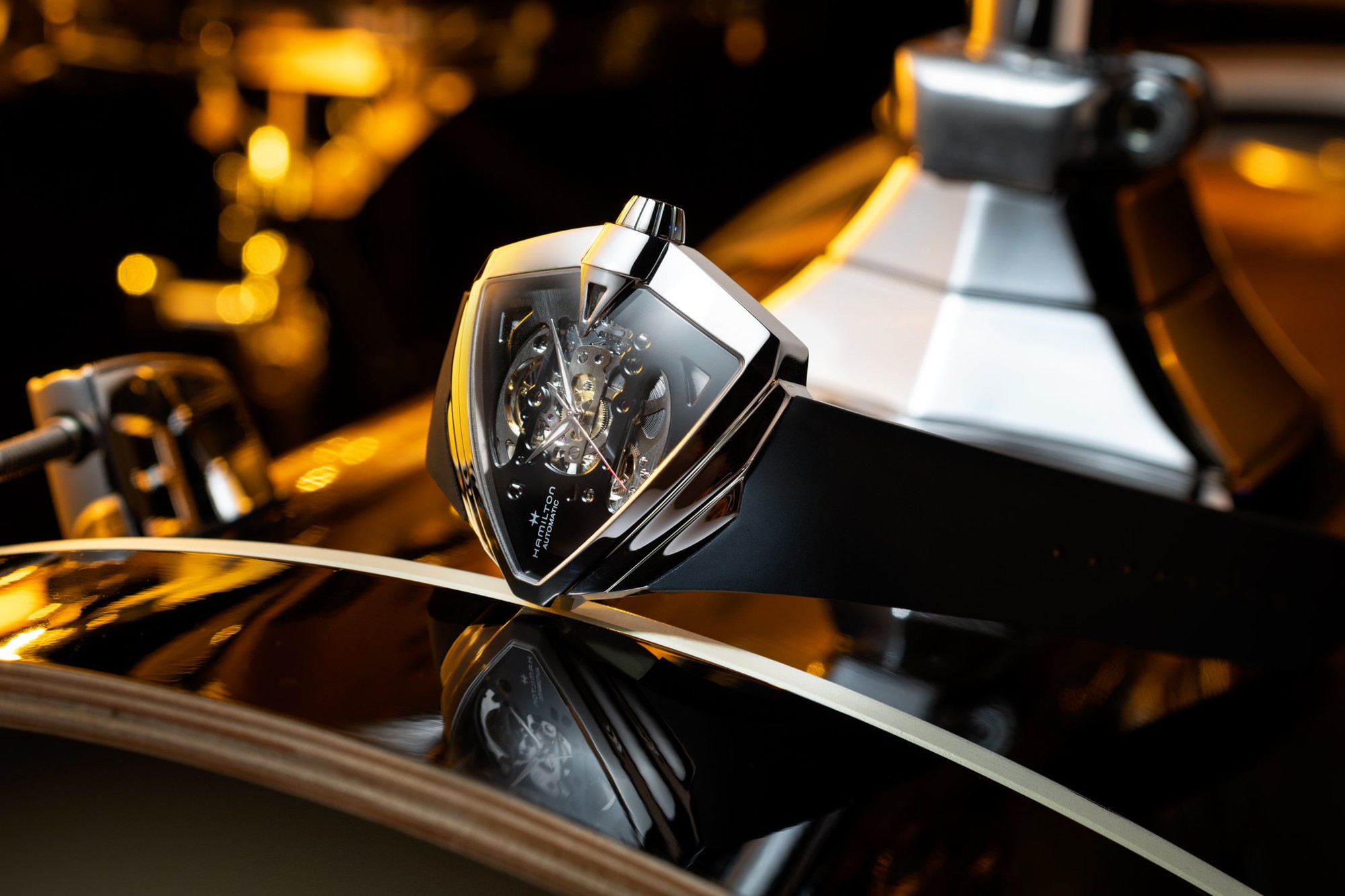 Vì sao đồng hồ hình tam giác không phổ biến, ít người mua mà giá luôn thuộc dạng đắt đỏ? - Ảnh 4. Vì sao đồng hồ hình tam giác không phổ biến, ít người mua mà giá luôn thuộc dạng đắt đỏ? - Ảnh 4.