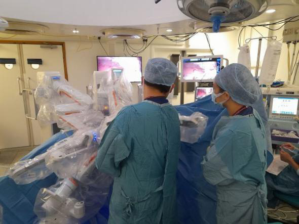 Anh: Robot phẫu thuật giúp giảm tải bệnh viện - Ảnh 2. Anh: Robot phẫu thuật giúp giảm tải bệnh viện - Ảnh 2.