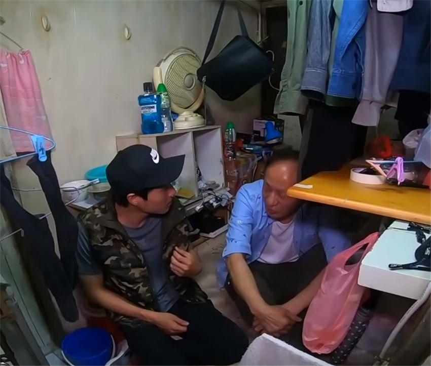 Cuộc sống kh&ocirc;ng tưởng b&ecirc;n trong 'căn hộ quan t&agrave;i' vỏn vẹn 3m2 suốt 13 năm: Chủ nh&agrave; khổ sở, nằm cũng kh&ocirc;ng thể duỗi thẳng ch&acirc;n - Ảnh 1.