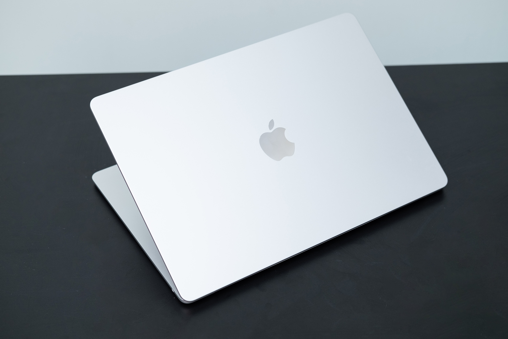 Mở hộp MacBook Air 15 inch tại Việt Nam: Mỏng chỉ 11mm, pin 18 giờ, giá cao - Ảnh 12. Mở hộp MacBook Air 15 inch tại Việt Nam: Mỏng chỉ 11mm, pin 18 giờ, giá cao - Ảnh 12.