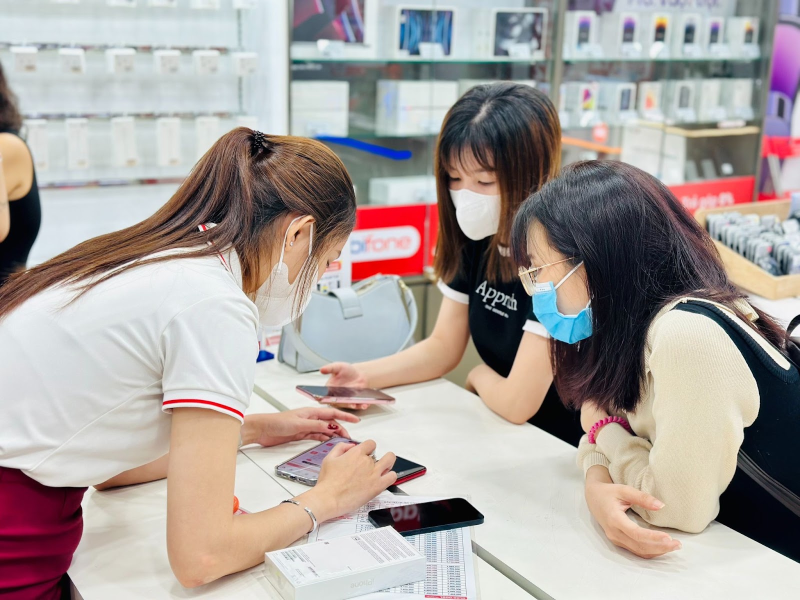 Cuộc chiến gi&aacute; l&ecirc;n cao tr&agrave;o, đại l&yacute; bất chấp xả h&agrave;ng: Giảm 10 triệu đồng cho Galaxy S23, iPhone 14 Pro Max - Ảnh 3.