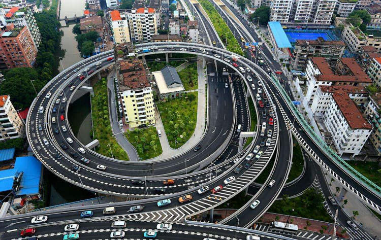 Độc lạ tòa nhà chung cư nằm giữa lòng cầu vượt gần chục năm, chỉ vỏn vẹn 3 người ở nhưng chẳng ai dám di dời - Ảnh 1. Độc lạ tòa nhà chung cư nằm giữa lòng cầu vượt gần chục năm, chỉ vỏn vẹn 3 người ở nhưng chẳng ai dám di dời - Ảnh 1.