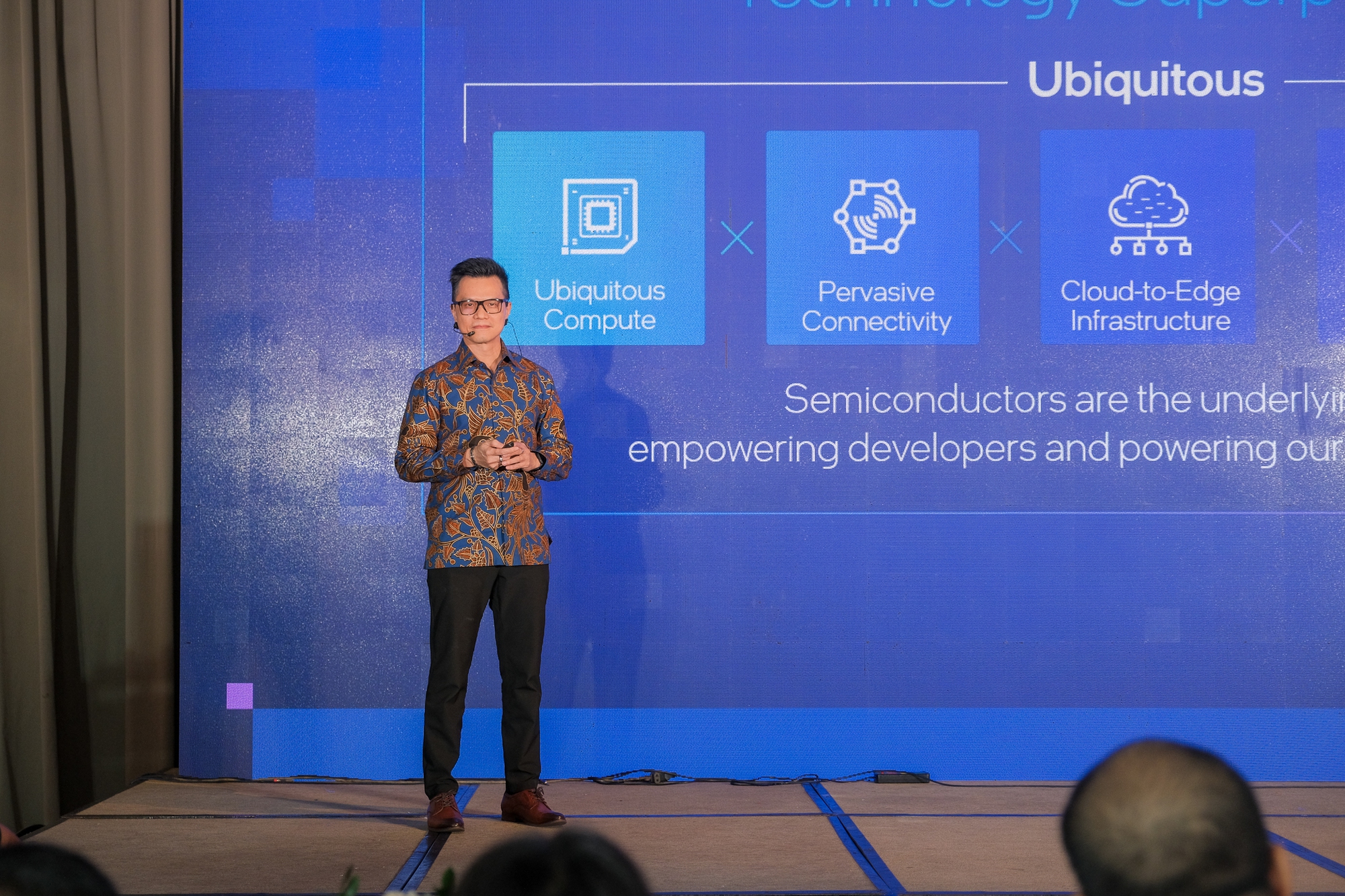 50 năm đột phá và sáng tạo của Intel để trở thành tập đoàn công nghệ hàng đầu Việt Nam - Ảnh 2. 50 năm đột phá và sáng tạo của Intel để trở thành tập đoàn công nghệ hàng đầu Việt Nam - Ảnh 2.