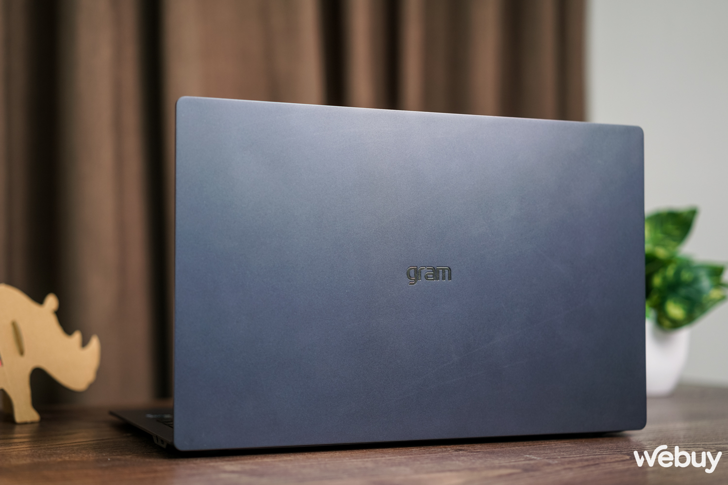 Ai cũng phải 'ngả mũ' trước độ mỏng ấn tượng của mẫu laptop này - Ảnh 5. Ai cũng phải 'ngả mũ' trước độ mỏng ấn tượng của mẫu laptop này - Ảnh 5.