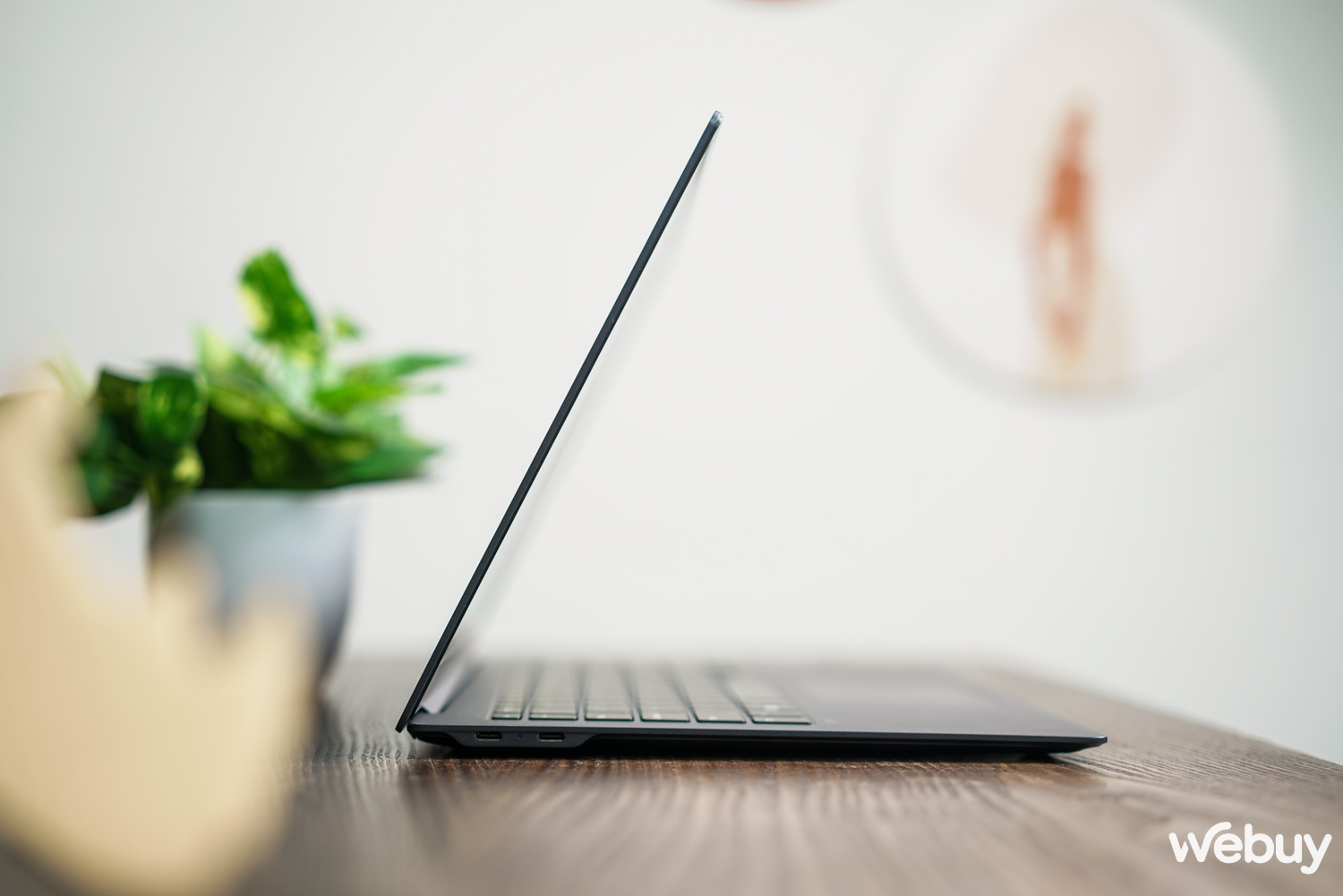 Ai cũng phải 'ngả mũ' trước độ mỏng ấn tượng của mẫu laptop này - Ảnh 3. Ai cũng phải 'ngả mũ' trước độ mỏng ấn tượng của mẫu laptop này - Ảnh 3.