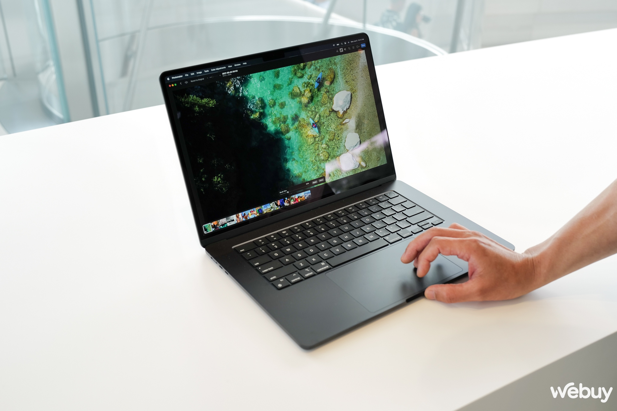 Ảnh thực tế chiếc MacBook 15 inch mỏng nhẹ nhất của Apple, giá chính hãng chỉ 32,99 triệu đồng - Ảnh 5. Ảnh thực tế chiếc MacBook 15 inch mỏng nhẹ nhất của Apple, giá chính hãng chỉ 32,99 triệu đồng - Ảnh 5.