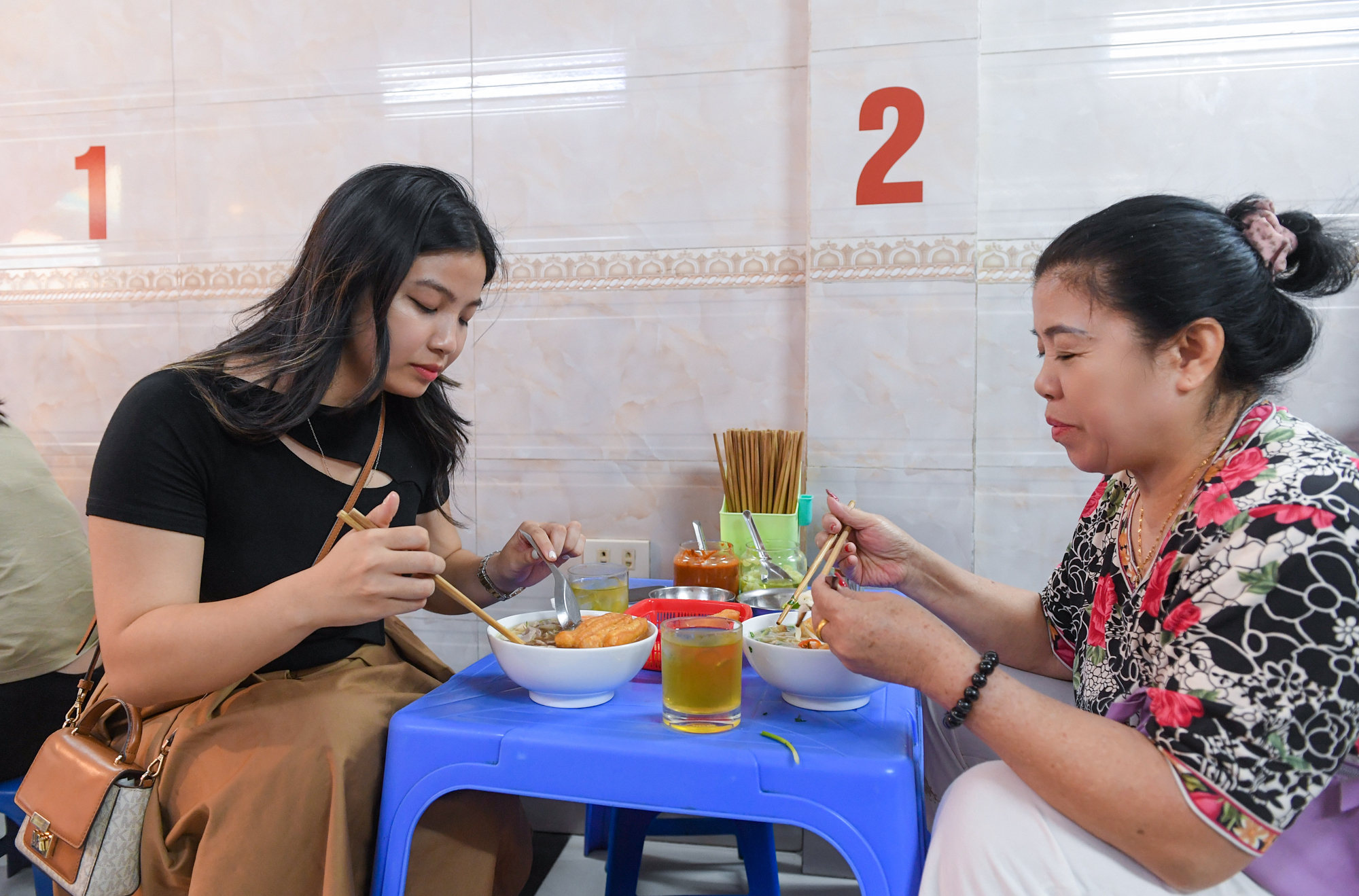 Sau đêm được Michelin vinh danh, phản ứng của 4 hàng phở ở Hà Nội ra sao? - Ảnh 2. Sau đêm được Michelin vinh danh, phản ứng của 4 hàng phở ở Hà Nội ra sao? - Ảnh 2.