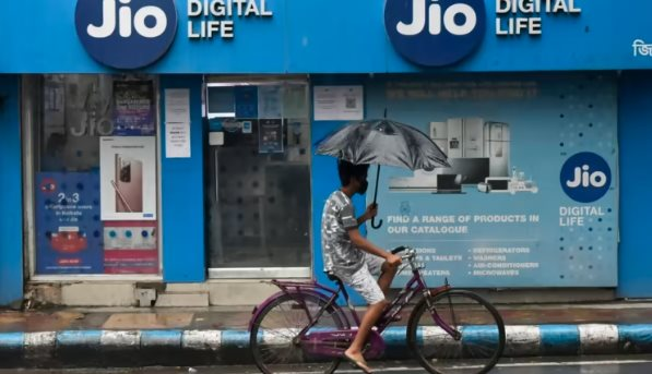 Canh bạc mới của tỷ ph&uacute; từng gi&agrave;u nhất ch&acirc;u &Aacute;: B&aacute;n điện thoại kết nối internet gi&aacute; 12 USD tại đất nước tỷ d&acirc;n - Ảnh 2.