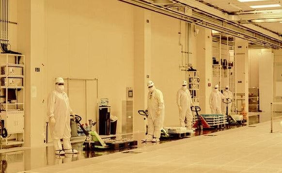 Vũ kh&iacute; sản xuất chip b&iacute; mật của Intel: To gần bằng 4 s&acirc;n vận động, ti&ecirc;u tốn 41 triệu l&iacute;t nước/ng&agrave;y, hạt bụi nhỏ nhất kh&ocirc;ng được ph&eacute;p chui lọt - Ảnh 4.