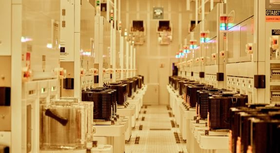 Vũ kh&iacute; sản xuất chip b&iacute; mật của Intel: To gần bằng 4 s&acirc;n vận động, ti&ecirc;u tốn 41 triệu l&iacute;t nước/ng&agrave;y, hạt bụi nhỏ nhất kh&ocirc;ng được ph&eacute;p chui lọt - Ảnh 5.