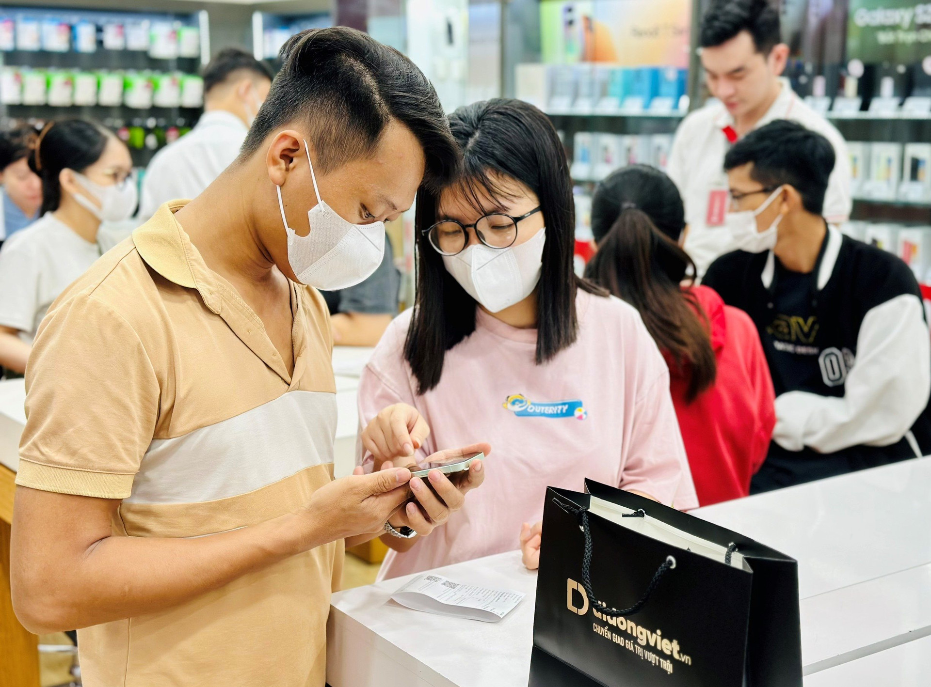 "Chẳng ăn được của nhau", c&aacute;c nh&agrave; b&aacute;n lẻ c&ocirc;ng nghệ chuyển hướng mới: TGDĐ bắt trend "Very hợp", Di động Việt cũng "Flex đến hơi thở cuối c&ugrave;ng" - Ảnh 1.