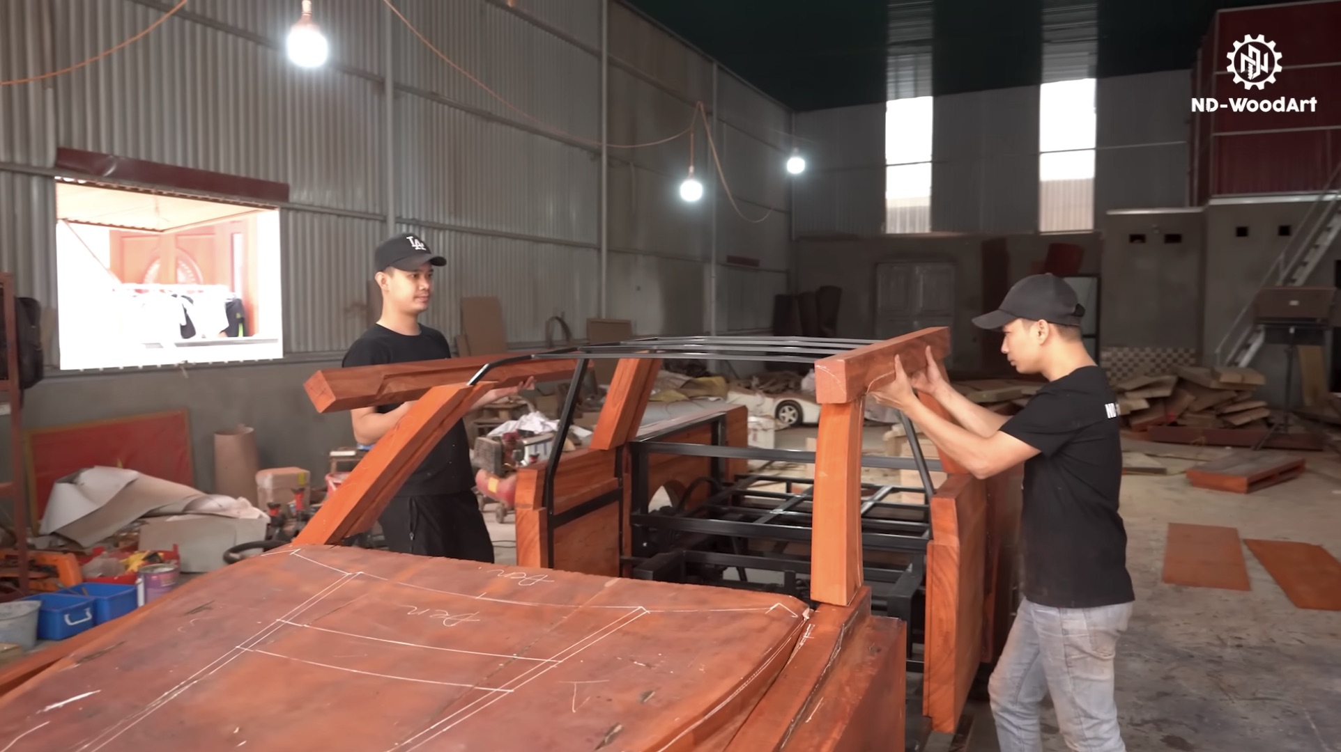 Tự chế F-150 Raptor tặng bố, YouTuber hơn 2 triệu người theo dõi chia sẻ: To gần bằng xe thật, chạy tối đa 30 km/h, chở được nửa tấn hàng - Ảnh 3. Tự chế F-150 Raptor tặng bố, YouTuber hơn 2 triệu người theo dõi chia sẻ: To gần bằng xe thật, chạy tối đa 30 km/h, chở được nửa tấn hàng - Ảnh 3.