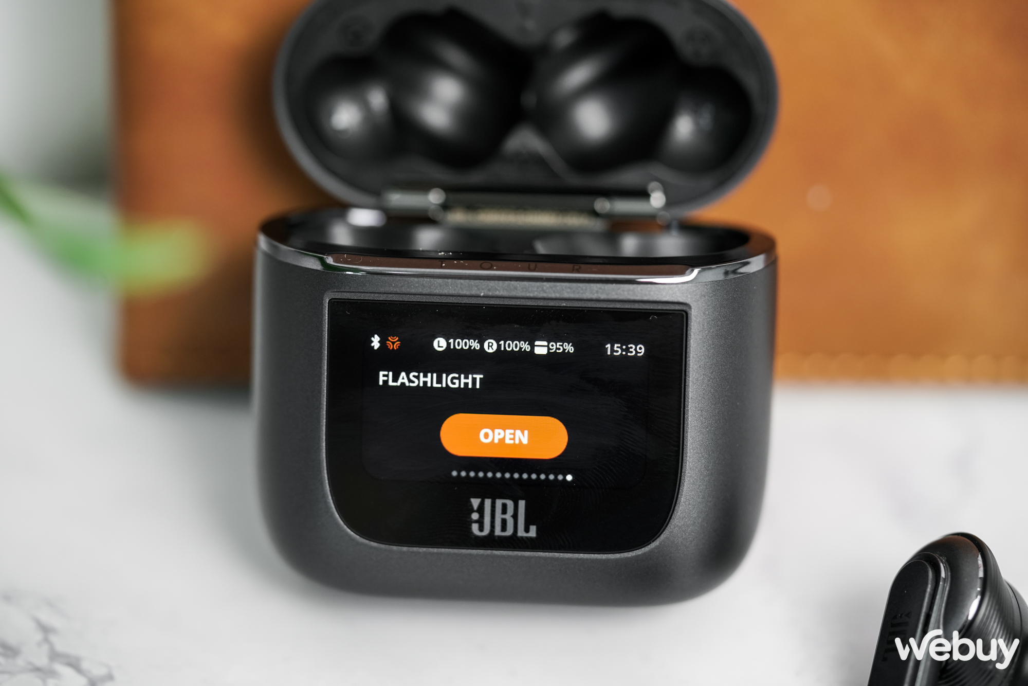 Đây là cặp tai nghe True Wireless với màn hình đầu tiên trên Thế giới - Ảnh 17. Đây là cặp tai nghe True Wireless với màn hình đầu tiên trên Thế giới - Ảnh 17.