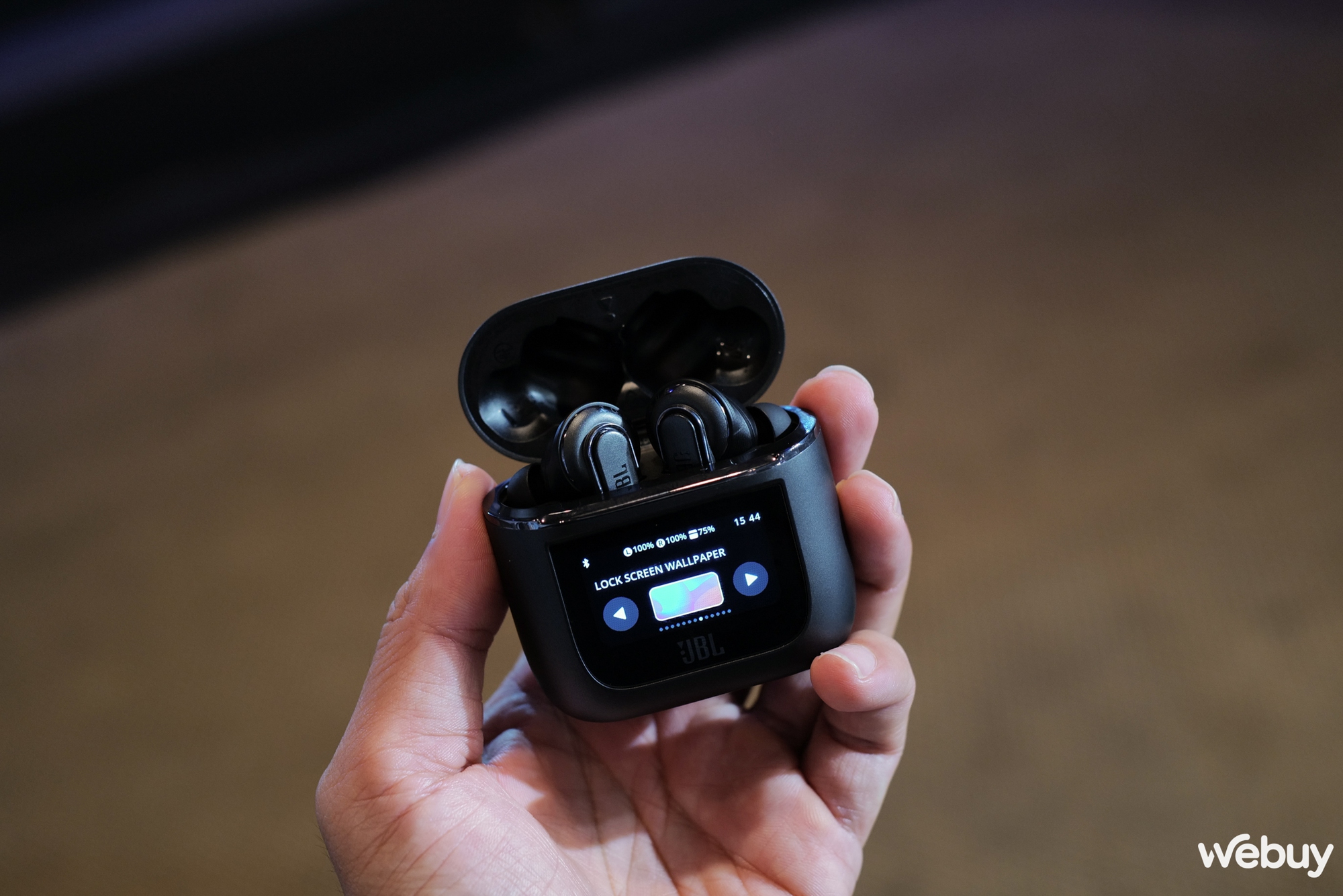 Ra mắt tai nghe không dây có màn hình cảm ứng đầu tiên - Ảnh 1. Ra mắt tai nghe không dây có màn hình cảm ứng đầu tiên - Ảnh 1.