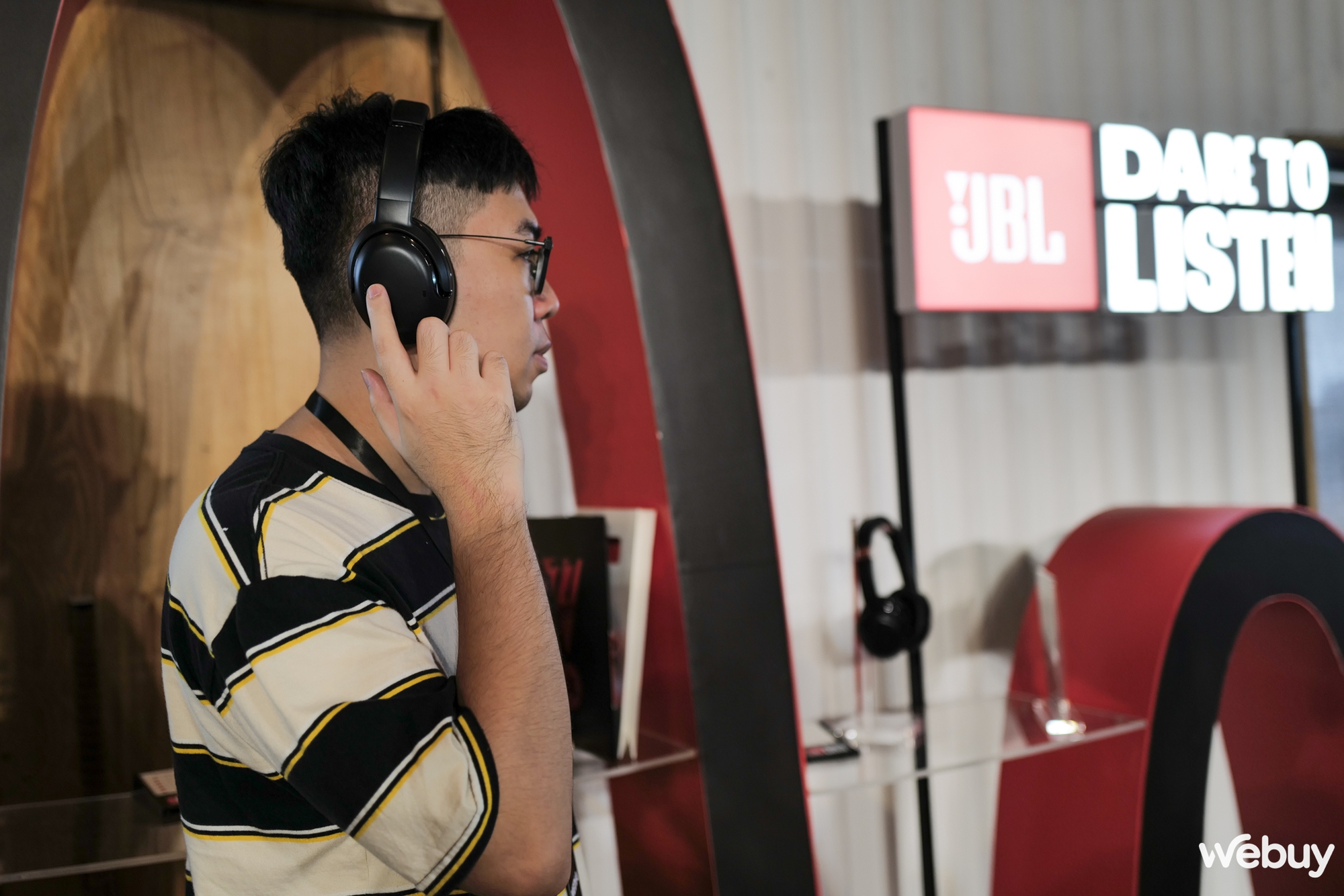 Ra mắt tai nghe không dây có màn hình cảm ứng đầu tiên - Ảnh 5. Ra mắt tai nghe không dây có màn hình cảm ứng đầu tiên - Ảnh 5.