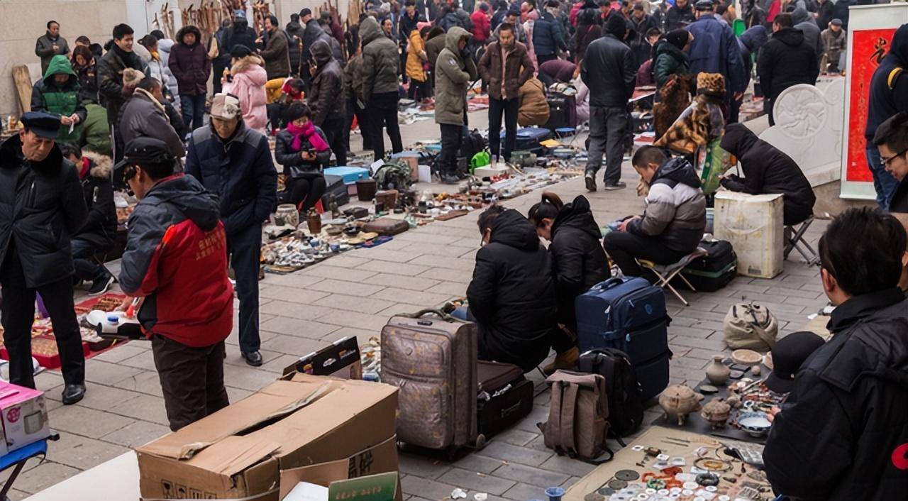 Nhặt phế liệu tiện tay mang về "hai chiếc ghế mục", 29 năm sau cụ ông phát tài với 75 tỷ tại phiên đấu giá - Ảnh 2. Nhặt phế liệu tiện tay mang về "hai chiếc ghế mục", 29 năm sau cụ ông phát tài với 75 tỷ tại phiên đấu giá - Ảnh 2.