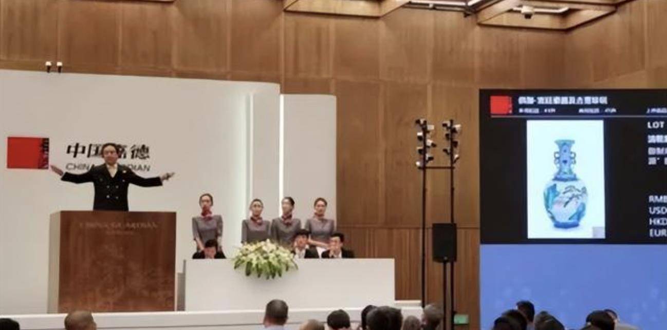 Nhặt phế liệu tiện tay mang về "hai chiếc ghế mục", 29 năm sau cụ ông phát tài với 75 tỷ tại phiên đấu giá - Ảnh 5. Nhặt phế liệu tiện tay mang về "hai chiếc ghế mục", 29 năm sau cụ ông phát tài với 75 tỷ tại phiên đấu giá - Ảnh 5.