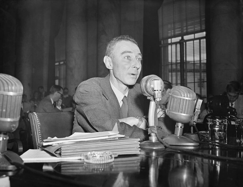6 sự thật ít ai biết về J. Robert Oppenheimer, "cha đẻ của bom nguyên tử" - Ảnh 5. 6 sự thật ít ai biết về J. Robert Oppenheimer, "cha đẻ của bom nguyên tử" - Ảnh 5.