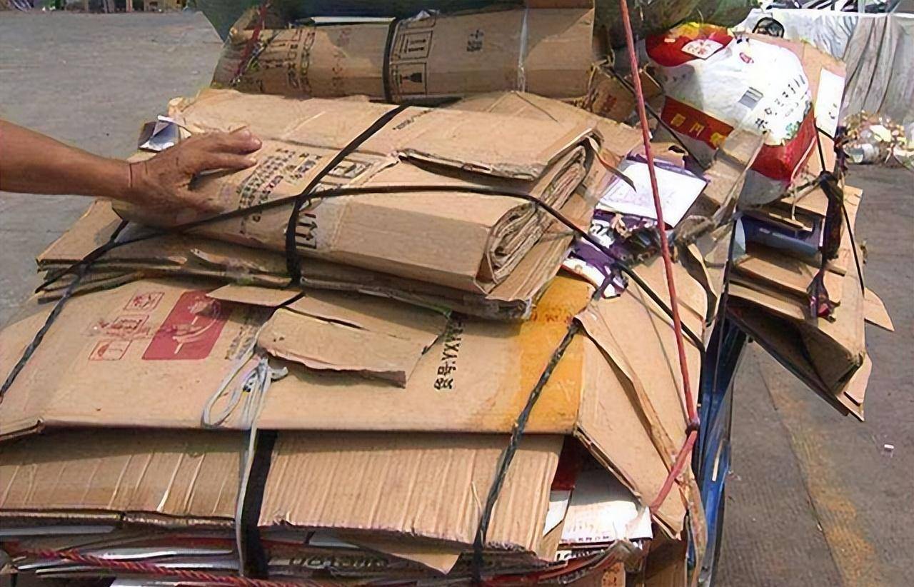 Nhặt phế liệu tiện tay mang về "hai chiếc ghế mục", 29 năm sau cụ ông phát tài với 75 tỷ tại phiên đấu giá - Ảnh 3. Nhặt phế liệu tiện tay mang về "hai chiếc ghế mục", 29 năm sau cụ ông phát tài với 75 tỷ tại phiên đấu giá - Ảnh 3.