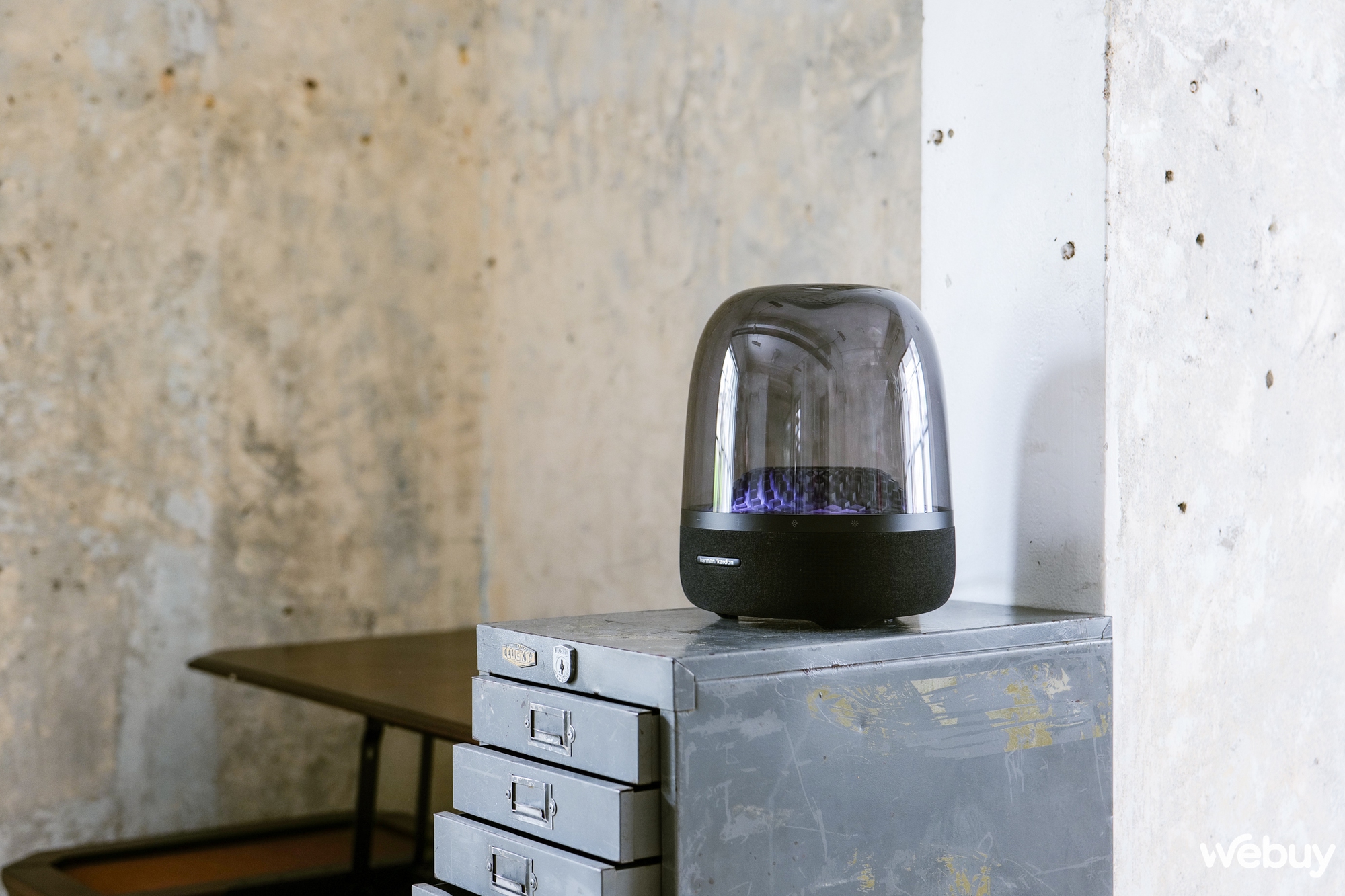 Trải nghiệm nhanh loa Harman Kardon Aura Studio 4: Hệ thống đèn độc đáo chưa từng thấy - Ảnh 1. Trải nghiệm nhanh loa Harman Kardon Aura Studio 4: Hệ thống đèn độc đáo chưa từng thấy - Ảnh 1.