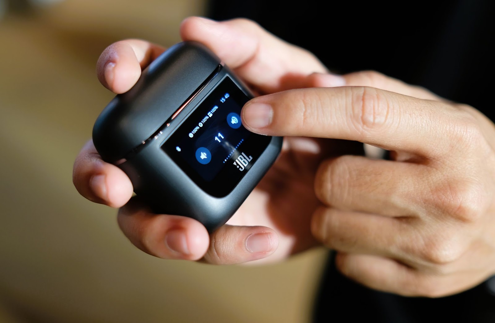 Đ&acirc;y l&agrave; tai nghe kh&ocirc;ng d&acirc;y đầu ti&ecirc;n c&oacute; cả... m&agrave;n h&igrave;nh cảm ứng, kh&aacute;ch Việt muốn mua phải chi bao nhi&ecirc;u? - Ảnh 2.