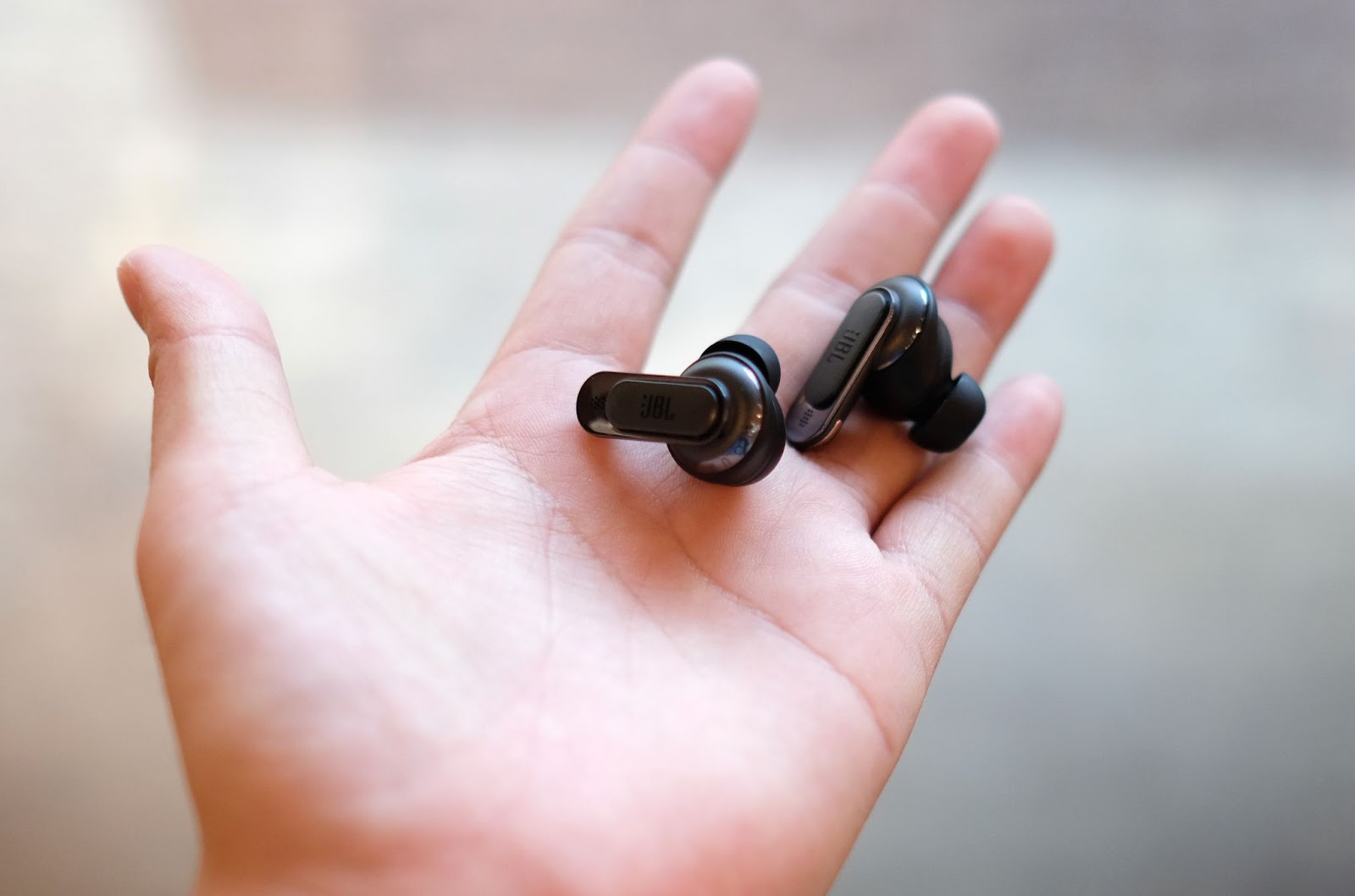 Đ&acirc;y l&agrave; tai nghe kh&ocirc;ng d&acirc;y đầu ti&ecirc;n c&oacute; cả... m&agrave;n h&igrave;nh cảm ứng, kh&aacute;ch Việt muốn mua phải chi bao nhi&ecirc;u? - Ảnh 4.