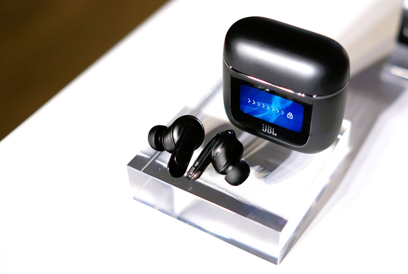 Đ&acirc;y l&agrave; tai nghe kh&ocirc;ng d&acirc;y đầu ti&ecirc;n c&oacute; cả... m&agrave;n h&igrave;nh cảm ứng, kh&aacute;ch Việt muốn mua phải chi bao nhi&ecirc;u? - Ảnh 9.