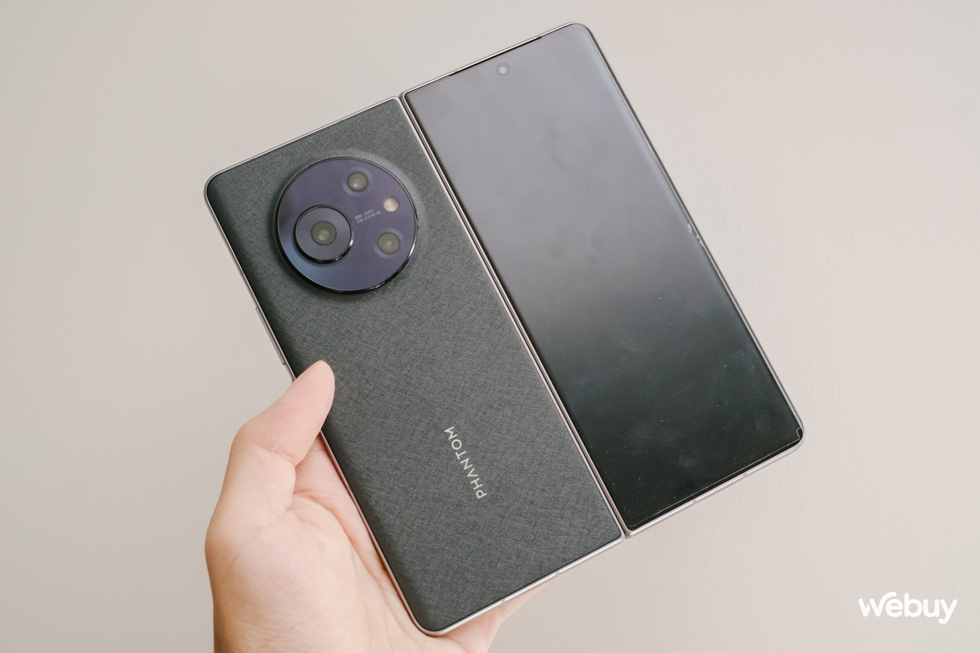 Khi hãng điện thoại tầm trung làm smartphone gập - Ảnh 1. Khi hãng điện thoại tầm trung làm smartphone gập - Ảnh 1.