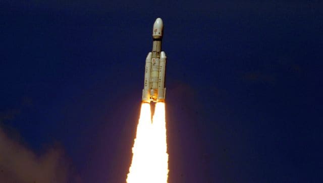 Tàu vũ trụ Ấn Độ vs tàu vũ trụ Nga: Tại sao cực nam của Mặt trăng lại hấp dẫn đến vậy? - Ảnh 1. Tàu vũ trụ Ấn Độ vs tàu vũ trụ Nga: Tại sao cực nam của Mặt trăng lại hấp dẫn đến vậy? - Ảnh 1.