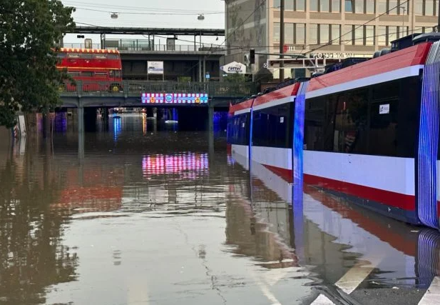 Lũ lụt tấn công miền Nam nước Đức, nhiều người bị mắc kẹt trong ô tô - Ảnh 1. Lũ lụt tấn công miền Nam nước Đức, nhiều người bị mắc kẹt trong ô tô - Ảnh 1.
