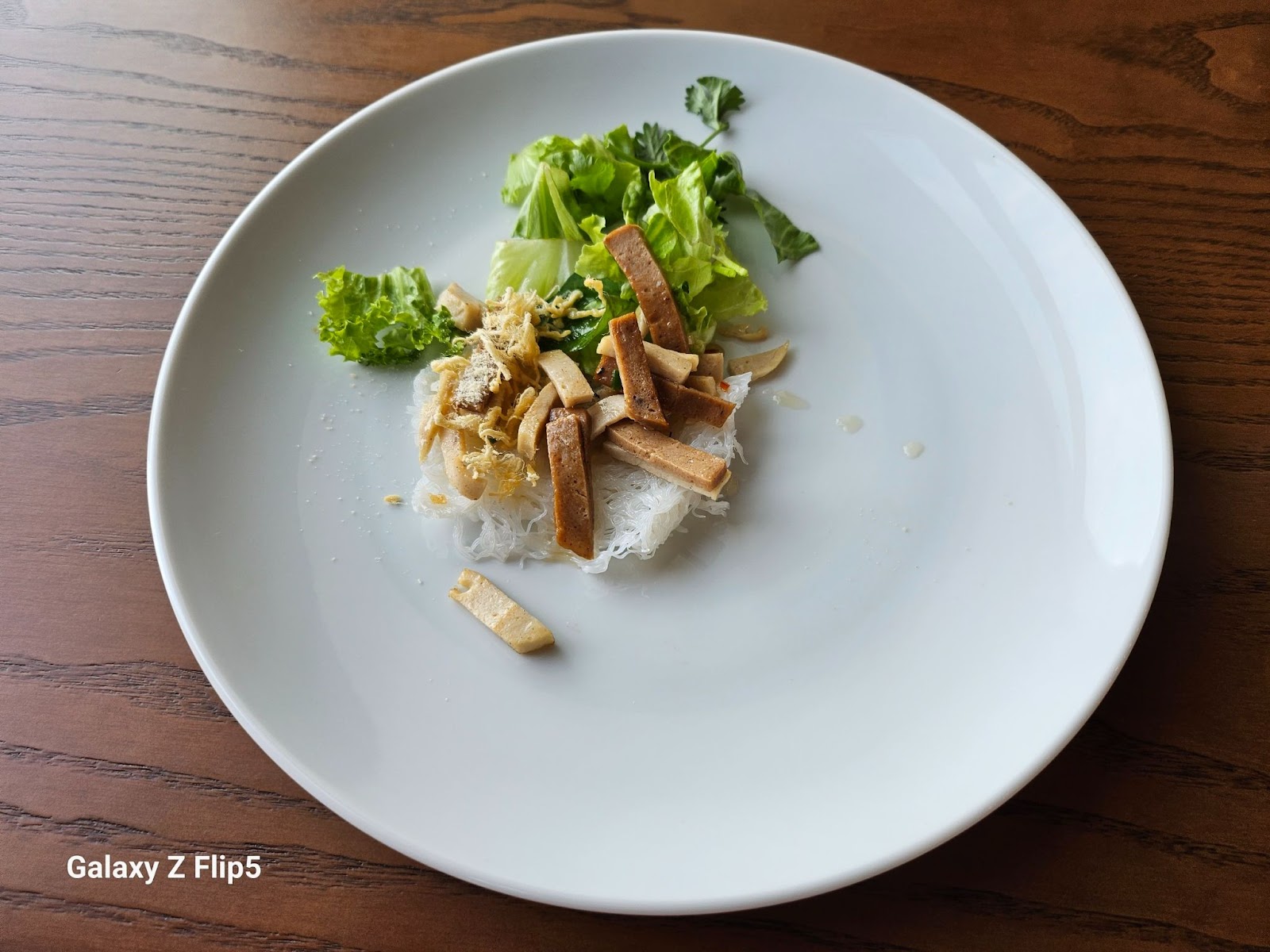 Đ&aacute;nh gi&aacute; chi tiết Galaxy Z Flip5: Smartphone 'vỏ s&ograve;' đ&aacute;ng mua nhất hiện nay - Ảnh 9.