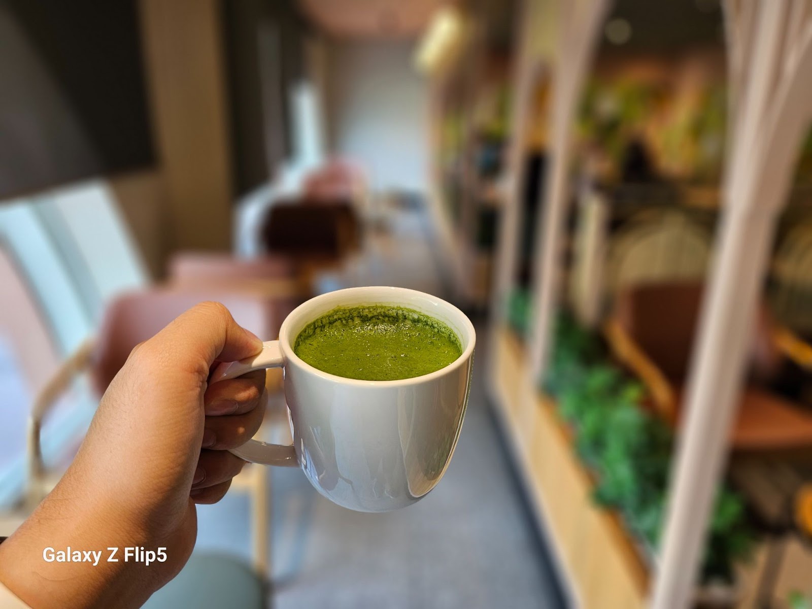 Đ&aacute;nh gi&aacute; chi tiết Galaxy Z Flip5: Smartphone 'vỏ s&ograve;' đ&aacute;ng mua nhất hiện nay - Ảnh 10.