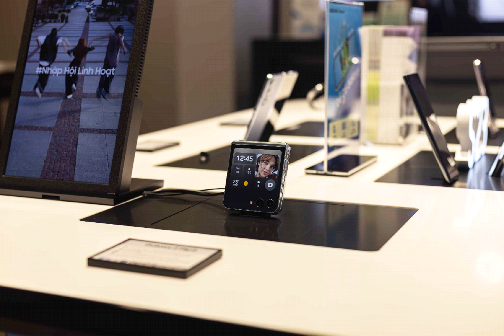 Samsung hô biến không gian chuỗi Cửa Hàng Trải Nghiệm Samsung thành trung tâm văn hóa địa phương - Ảnh 1. Samsung hô biến không gian chuỗi Cửa Hàng Trải Nghiệm Samsung thành trung tâm văn hóa địa phương - Ảnh 1.